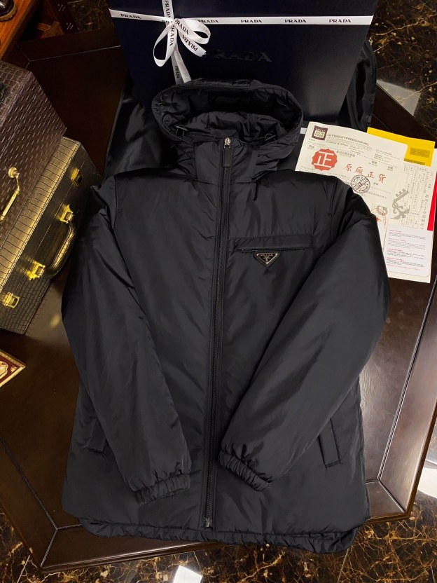 プラダ「Prada」ナイロン ダウン ジャケット