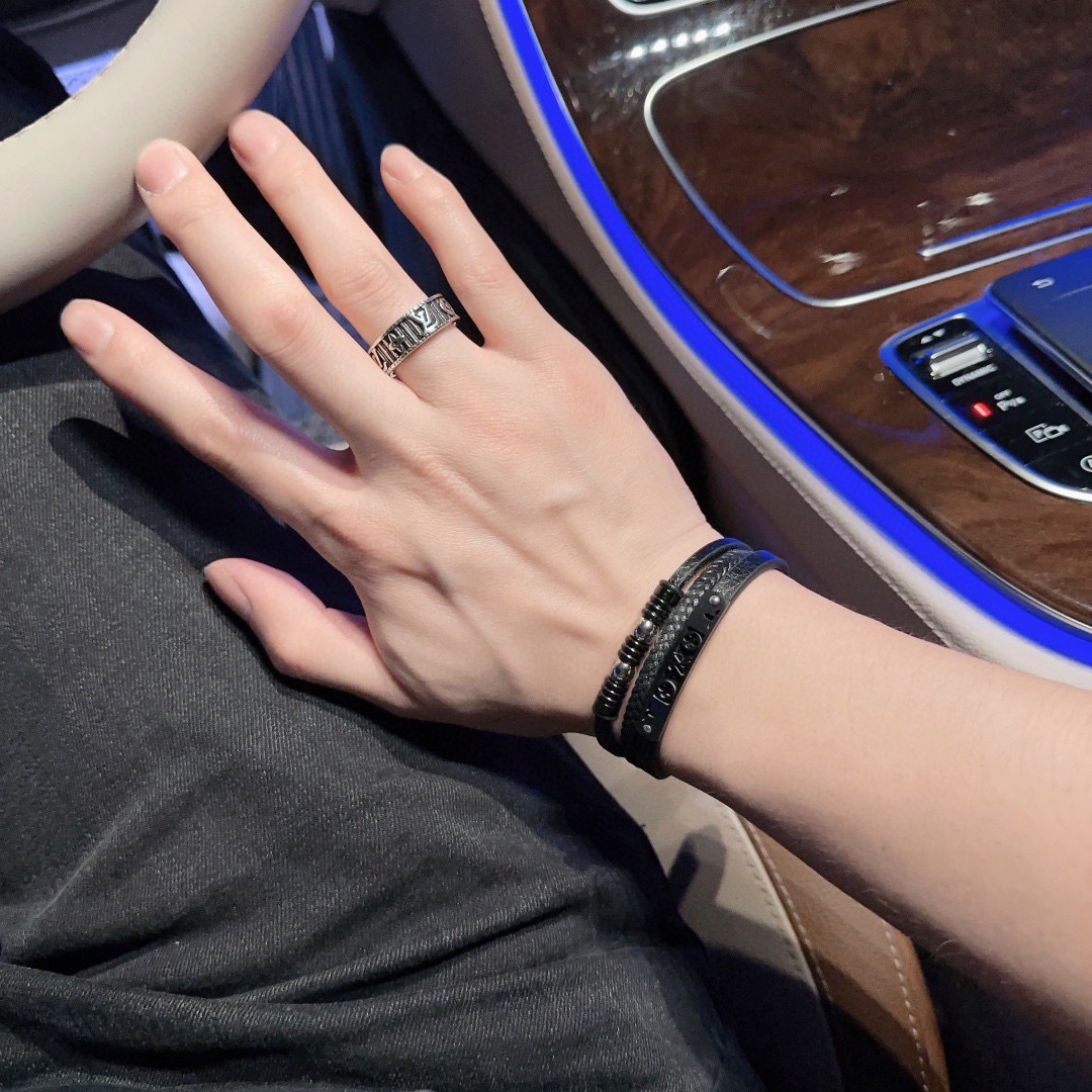 ルイ・ヴィトン「Louis Vuitton」クラシック レザーコード ブレスレット