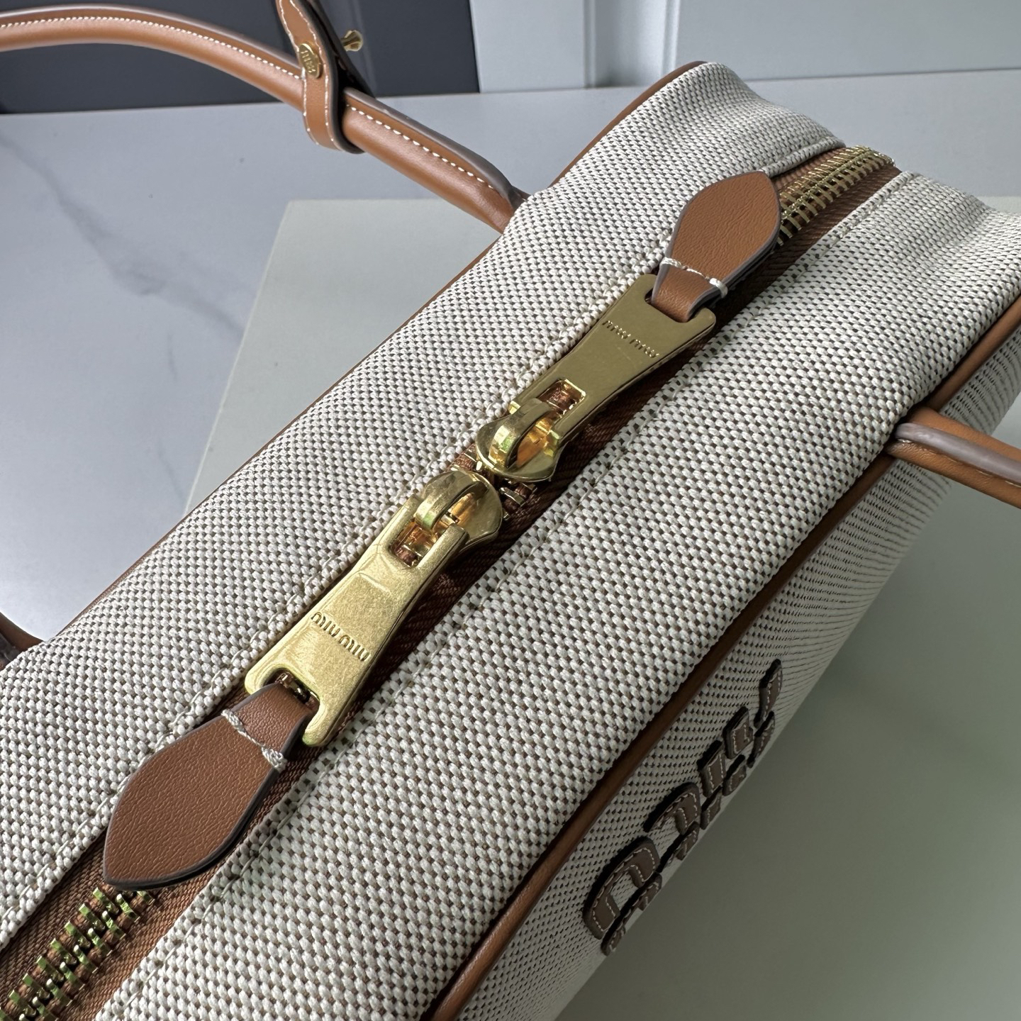 ミュウミュウ「Miu Miu」ポーリング シリーズ カンバス トートバッグ