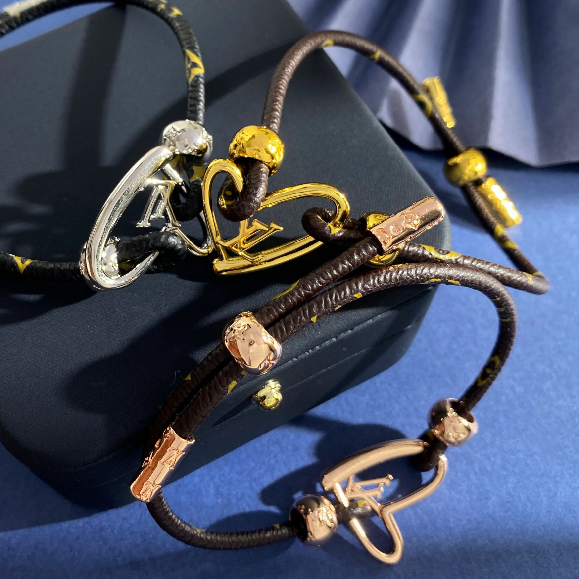 ルイ・ヴィトン「Louis Vuitton」Iconic レザーブレスレット