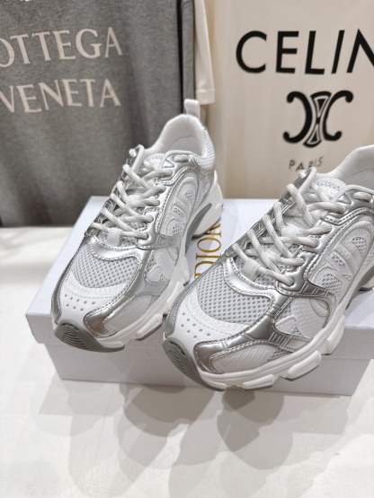 ディオール「Dior」Vibe  SS25 新作 ランウェイ アイコンスニーカー