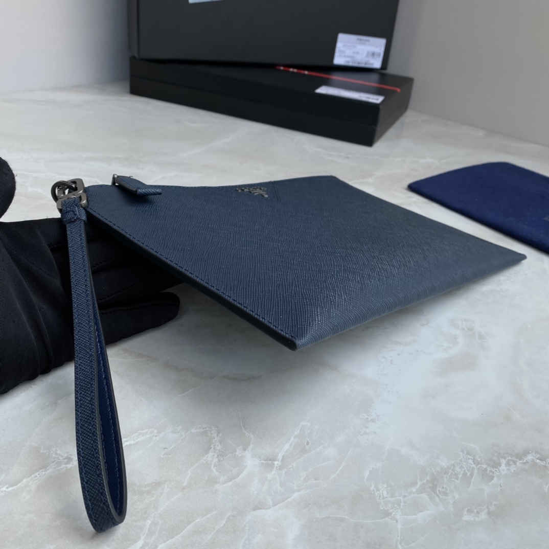 プラダ「Prada」ロゴアイテム クラッチバッグ