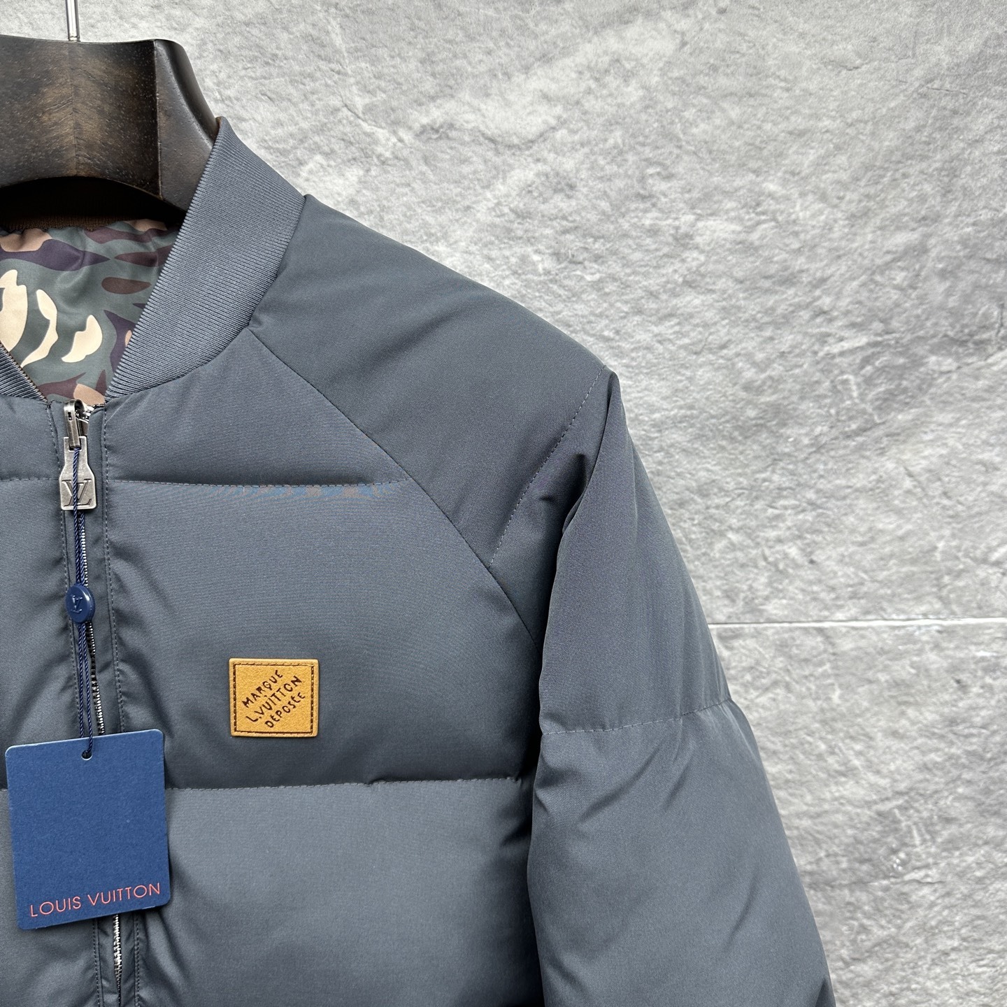 ルイ・ヴィトン「Louis Vuitton」ロゴ プリント ダウンジャケット