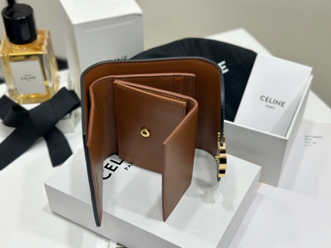セリーヌ「Celine」Triomphe キャンバス & レザー フラップ ウォレット