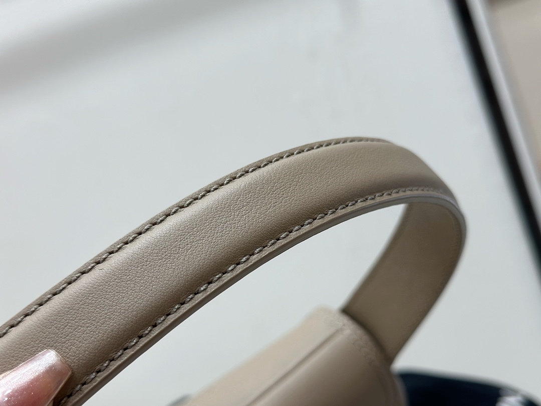 セリーヌ「Celine」Triomphe バゲットバッグ