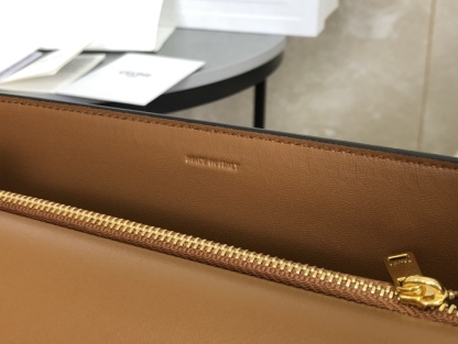 セリーヌ「Celine」チェーンアームホール トリアンフ ウォレット オン チェーン