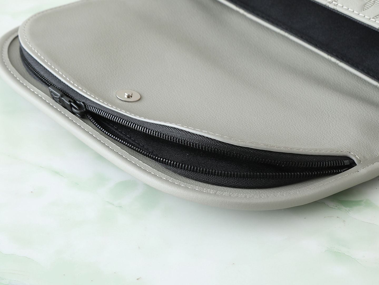 ルイ・ヴィトン「Louis Vuitton」スタイリッシュ メッセンジャーバッグ