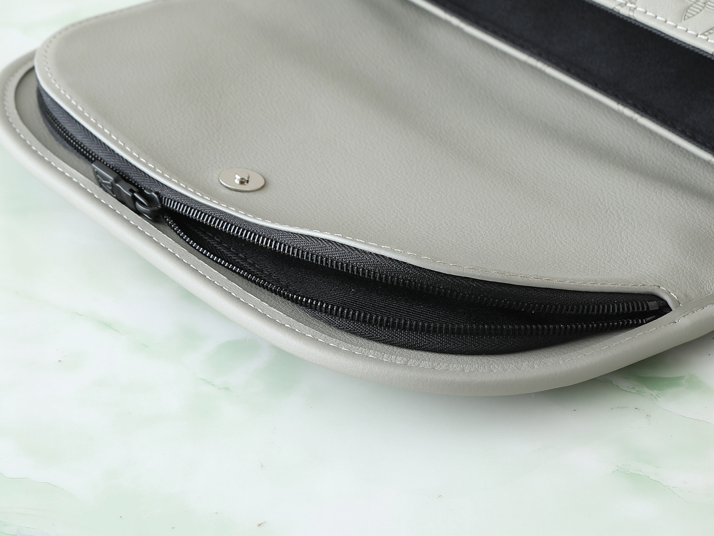 ルイ・ヴィトン「Louis Vuitton」スタイリッシュ メッセンジャーバッグ