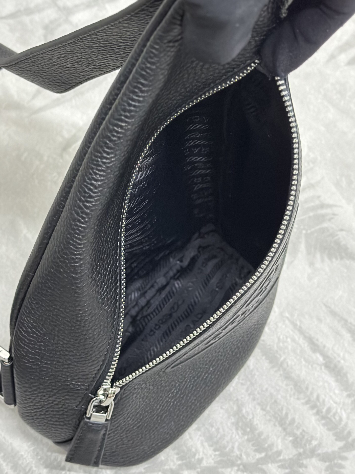 プラダ「Prada」ディアスキン チェストバッグ