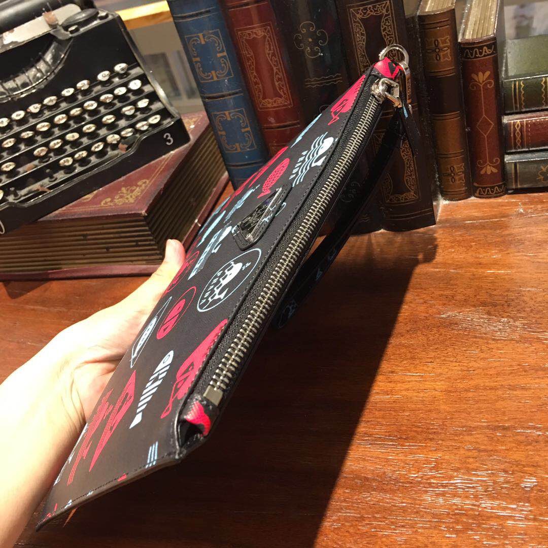 プラダ「Prada」2025春夏 リミテッドコレクション レザーポシェット ハンドバッグ