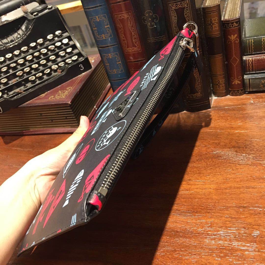 プラダ「Prada」2025春夏 リミテッドコレクション レザーポシェット ハンドバッグ