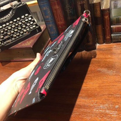 プラダ「Prada」2025春夏 リミテッドコレクション レザーポシェット ハンドバッグ