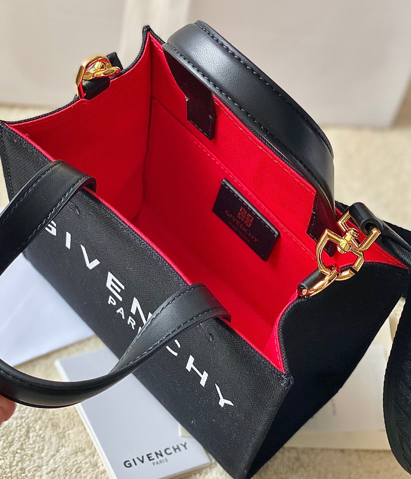 ジバンシィ「Givenchy」スモール アンティゴナ ボックスレザー バッグ