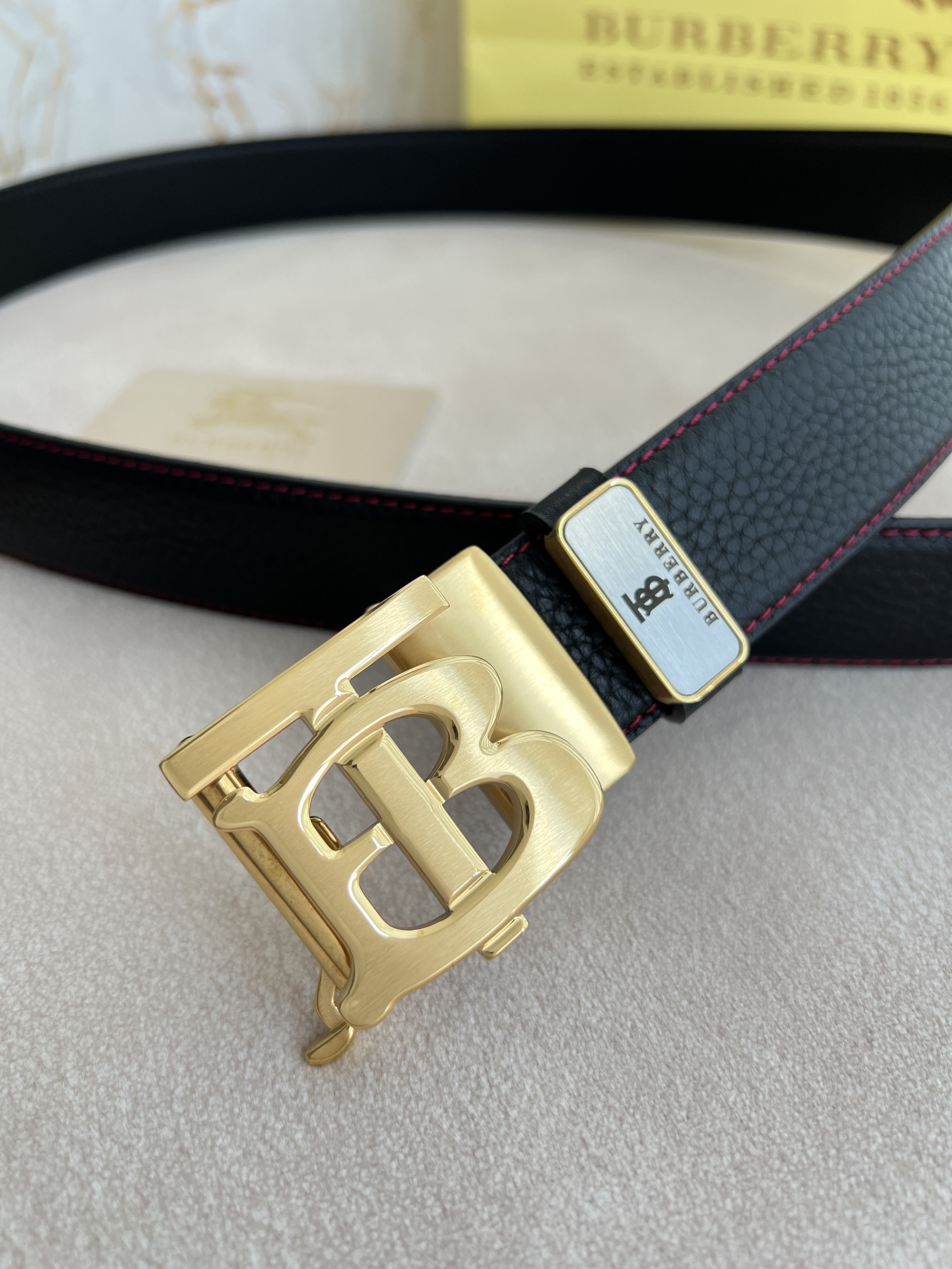 バーバリー「Burberry」オートロックTBベルト 2色