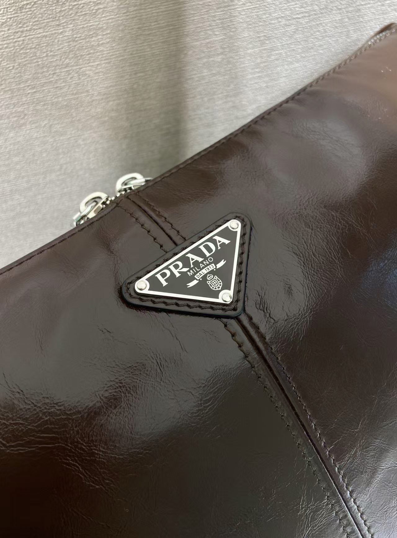 プラダ「Prada」レザー ショルダーバッグ