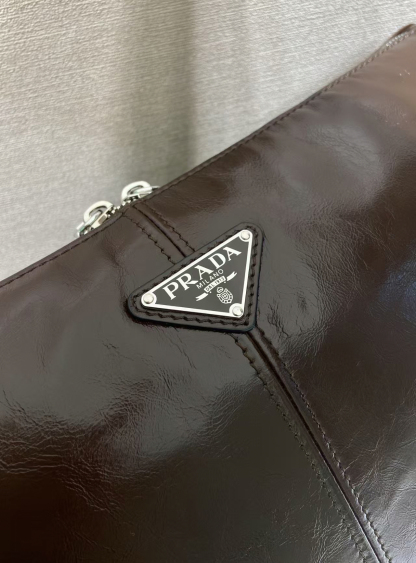 プラダ「Prada」レザー ショルダーバッグ