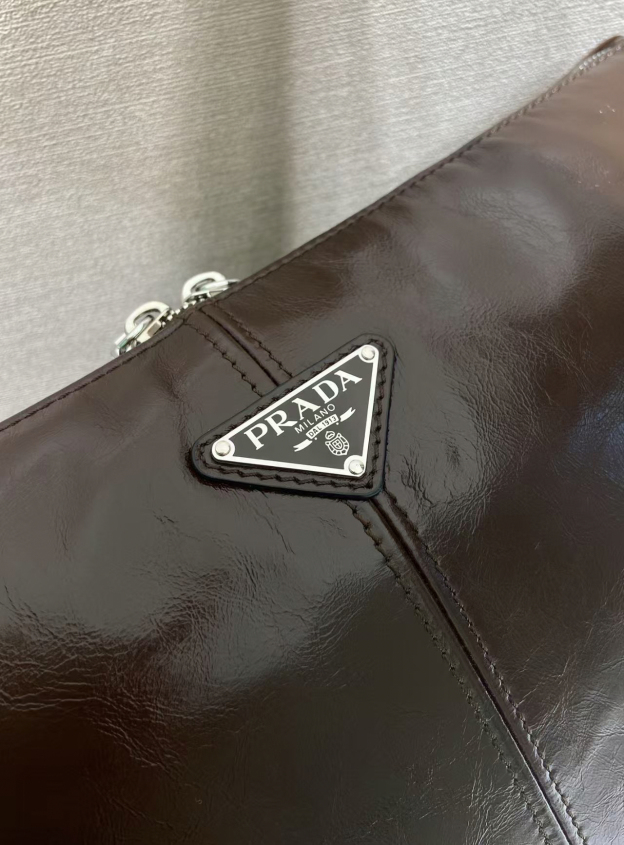 プラダ「Prada」レザー ショルダーバッグ