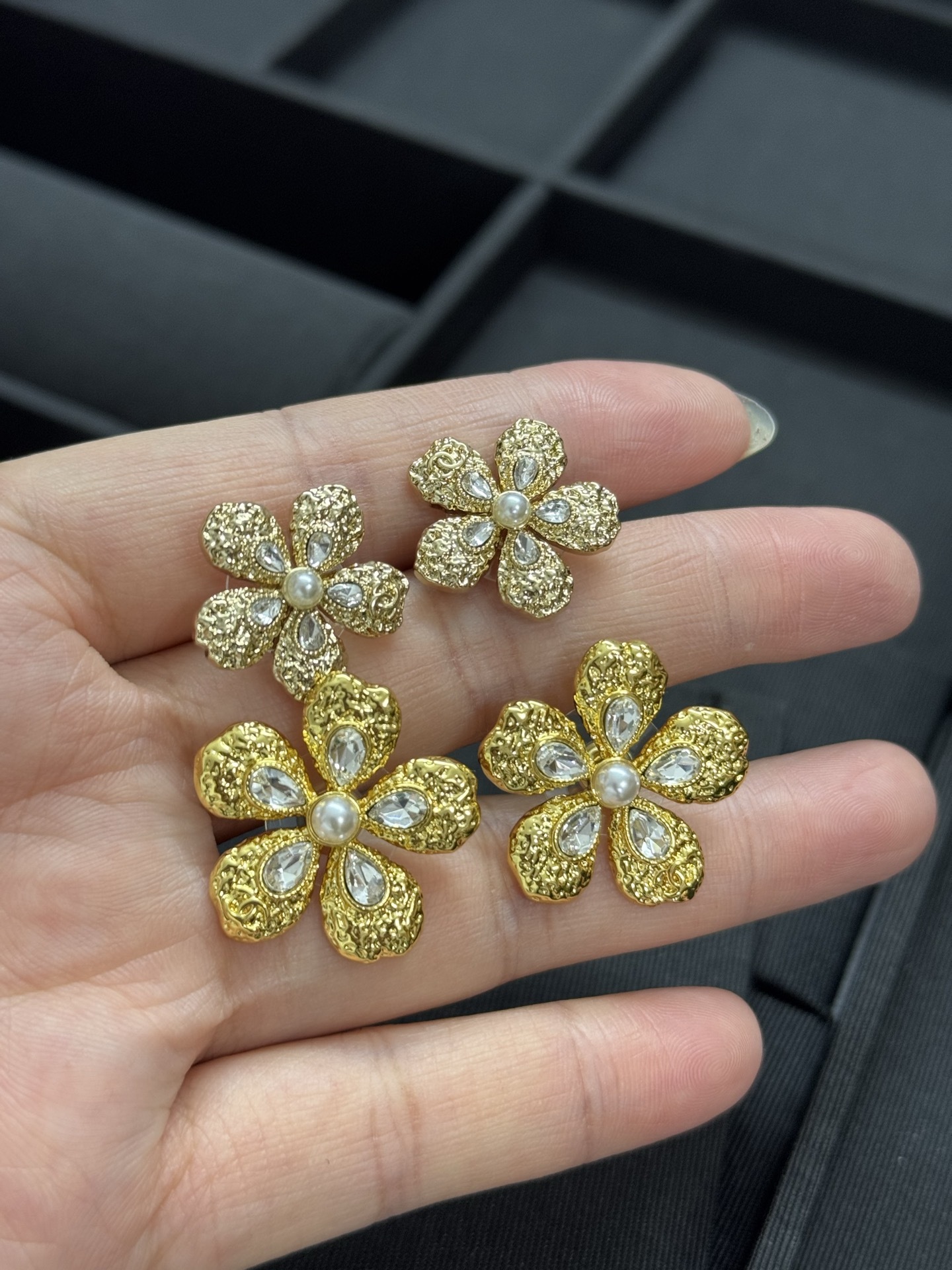 シャネル「Chanel」シャネル 熔岩フラワーパールピアス / イヤリング