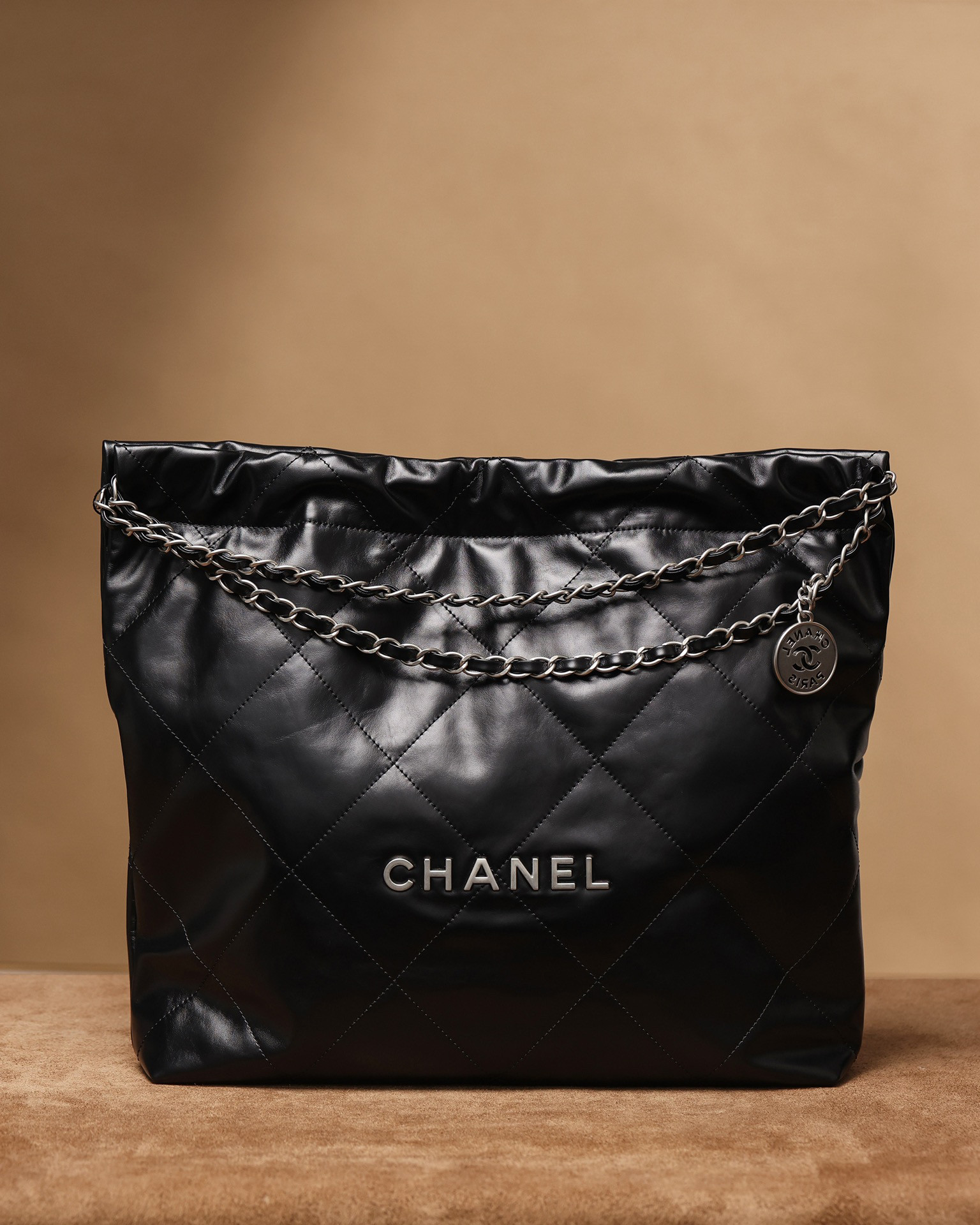 シャネル「Chanel」22バッグ シルバーロゴ ミディアムサイズ