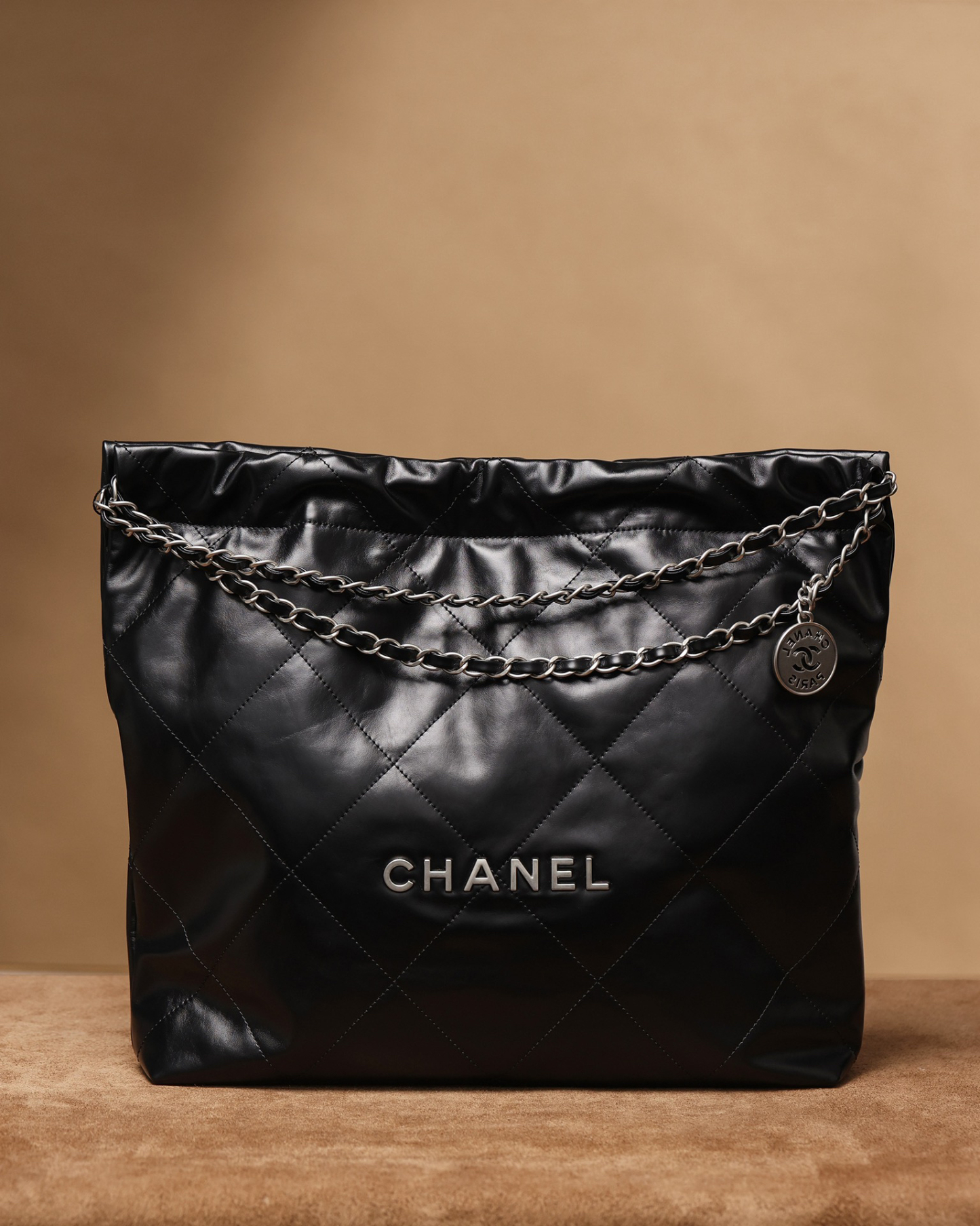 シャネル「Chanel」22バッグ シルバーロゴ ミディアムサイズ