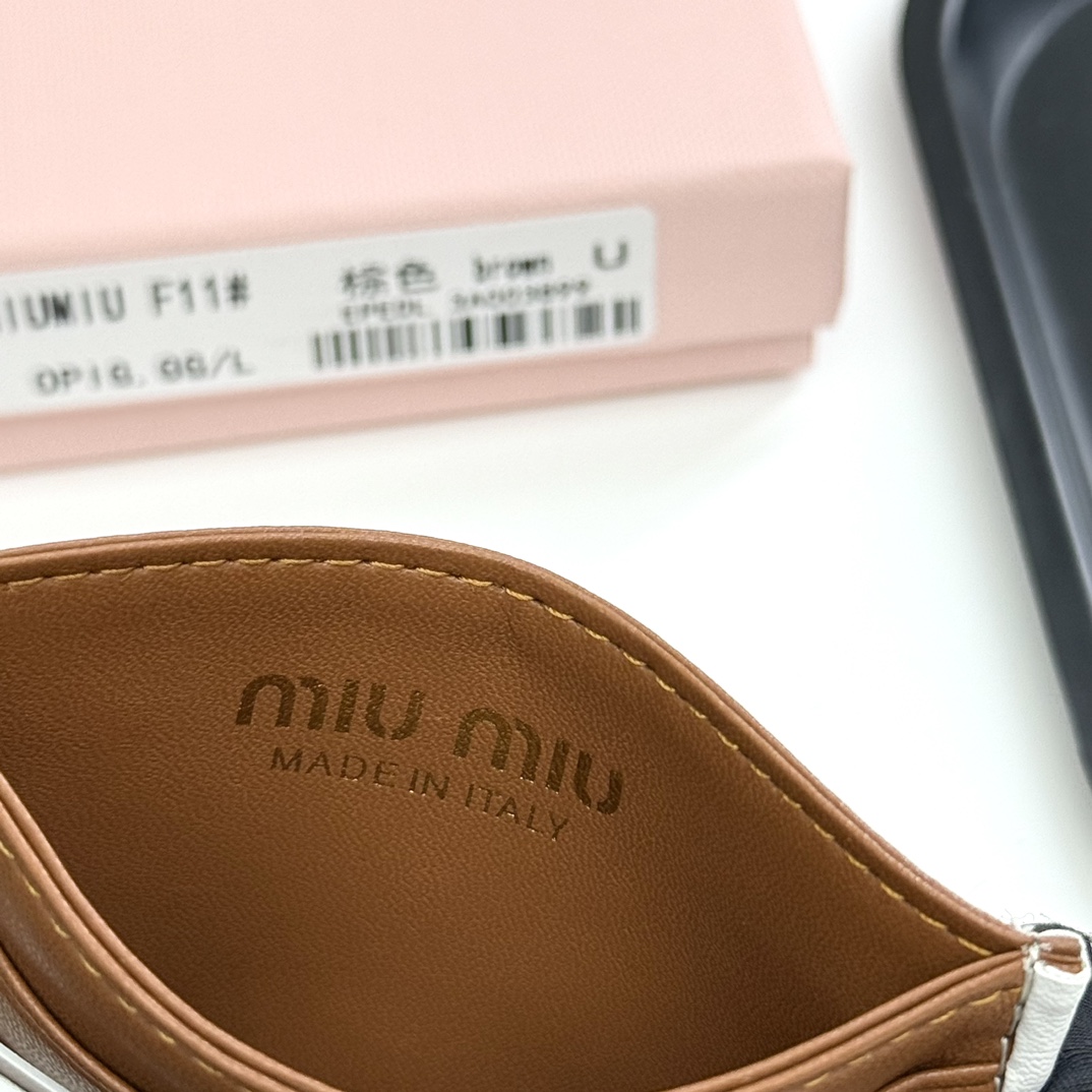 ミュウミュウ「Miu Miu」ミュウミュウ マテラッセ ラムスキン マルチウォレット F11 / コンパクトウォレット.