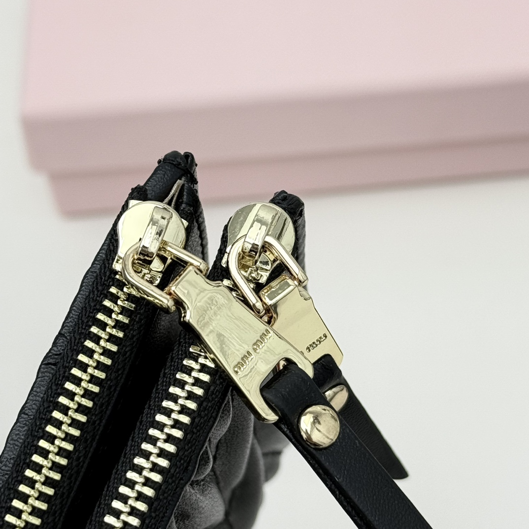 ミュウミュウ「Miu Miu」ミュウミュウ マテラッセ ラムスキン コンパクトバッグ 790 / ショルダーバッグ