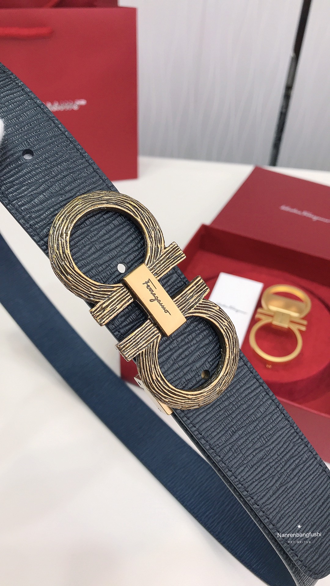 フェラガモ「Ferragamo」リバーシブルベルト「デュアルバックル」