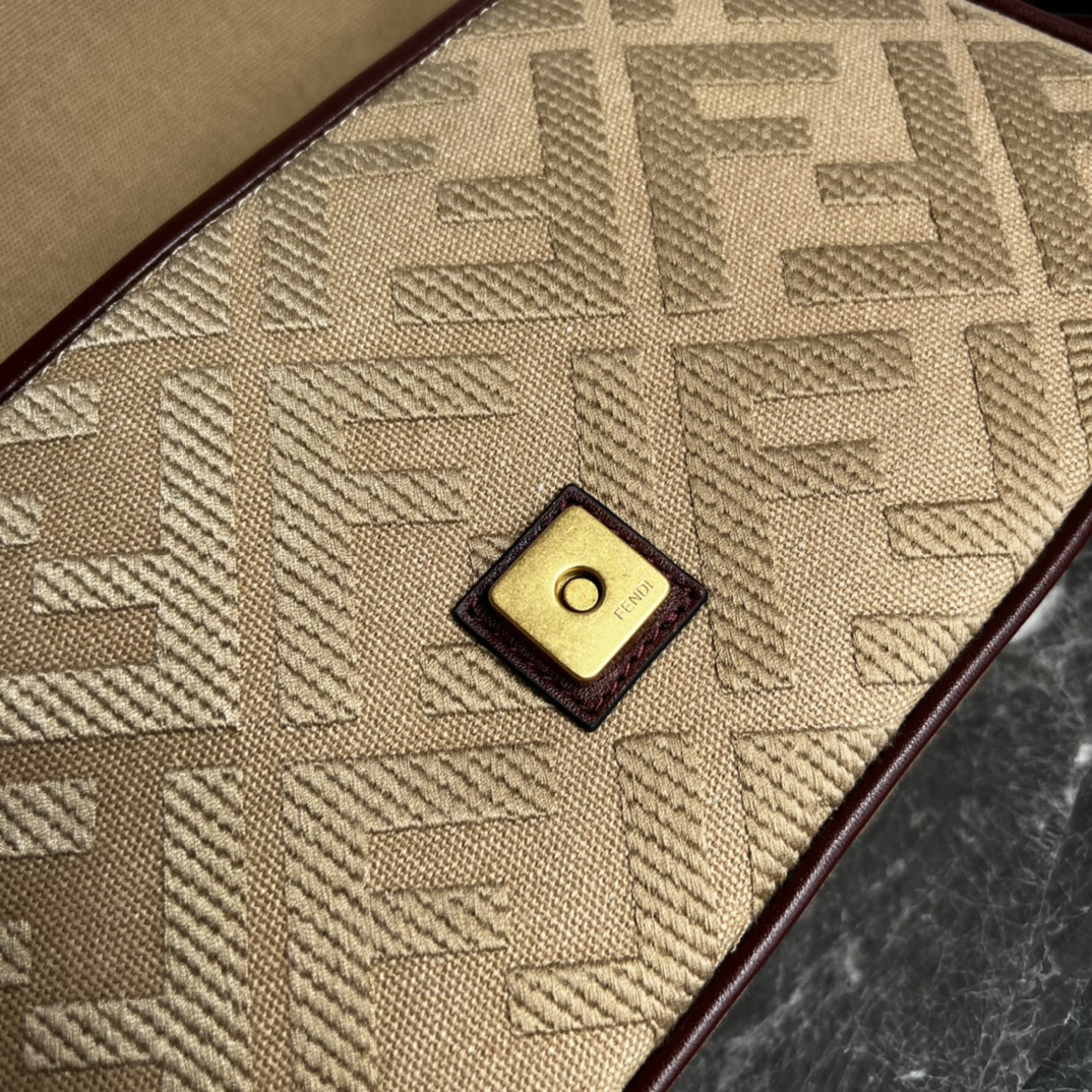 フェンディ「Fendi」Baguette ワッシュデニム シャイニーFFエンブレム バッグ-ISETAN PRESTIGE CURATED