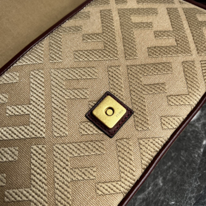 フェンディ「Fendi」Baguette ワッシュデニム シャイニーFFエンブレム バッグ-ISETAN PRESTIGE CURATED