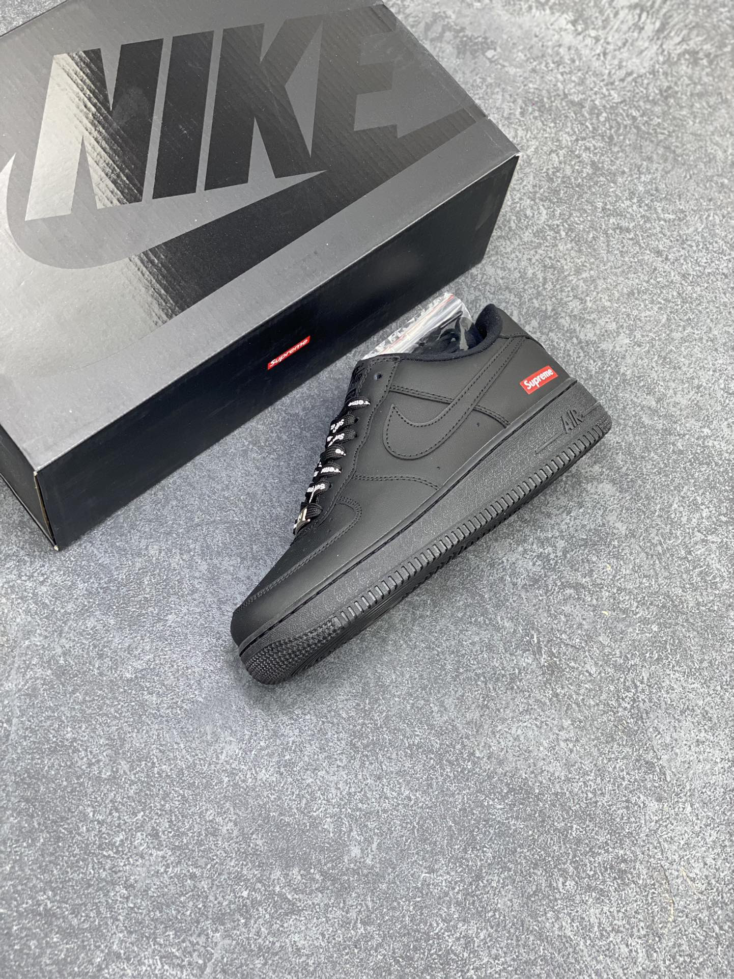 超入手困難「コラボモデル」Supreme × Nike Air Force 1 Low スニーカー