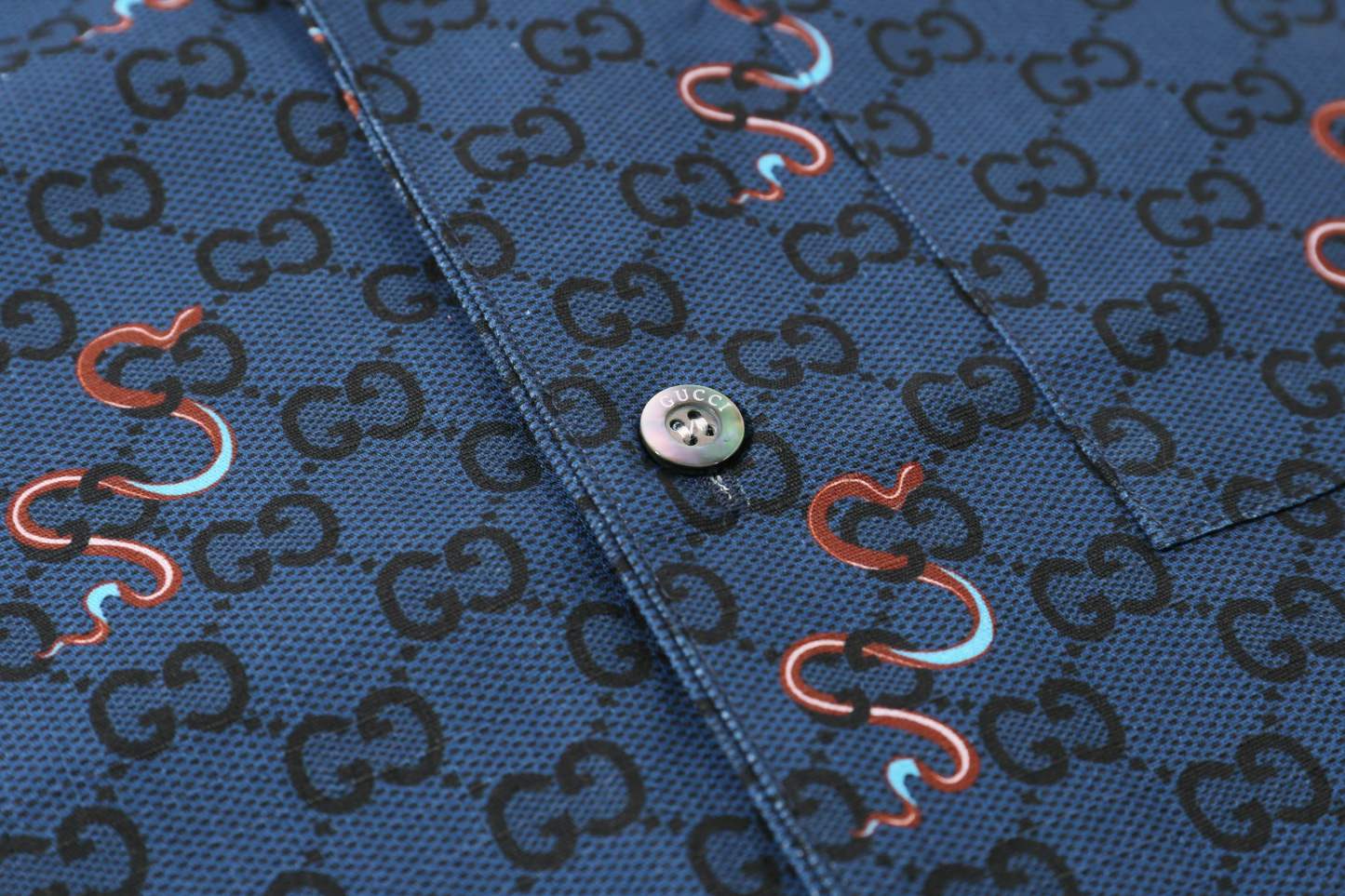 グッチ「Gucci」グッチ オールオーバーロゴ ショートスリーブシャツ / デニムシャツ