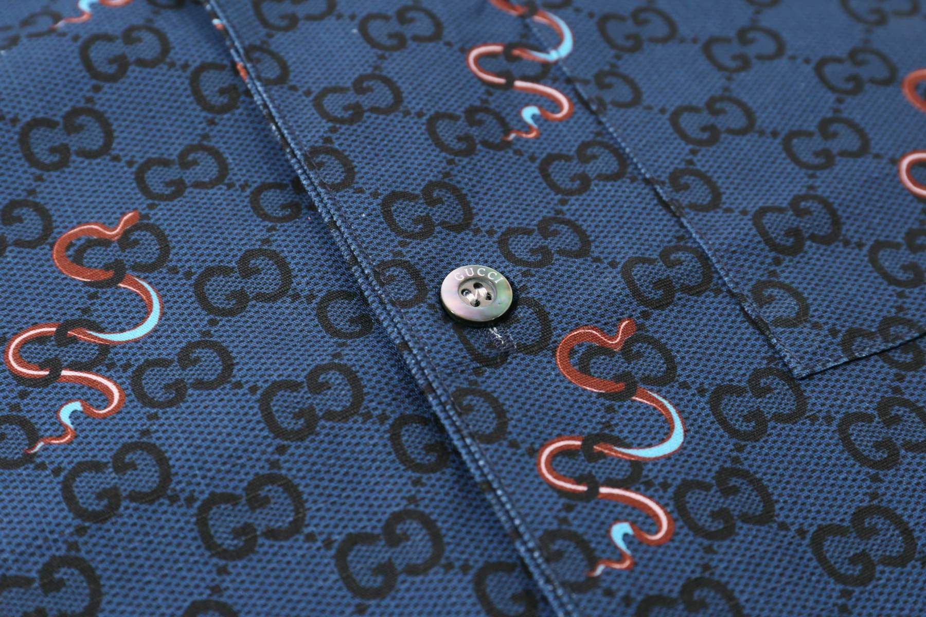 グッチ「Gucci」グッチ オールオーバーロゴ ショートスリーブシャツ / デニムシャツ