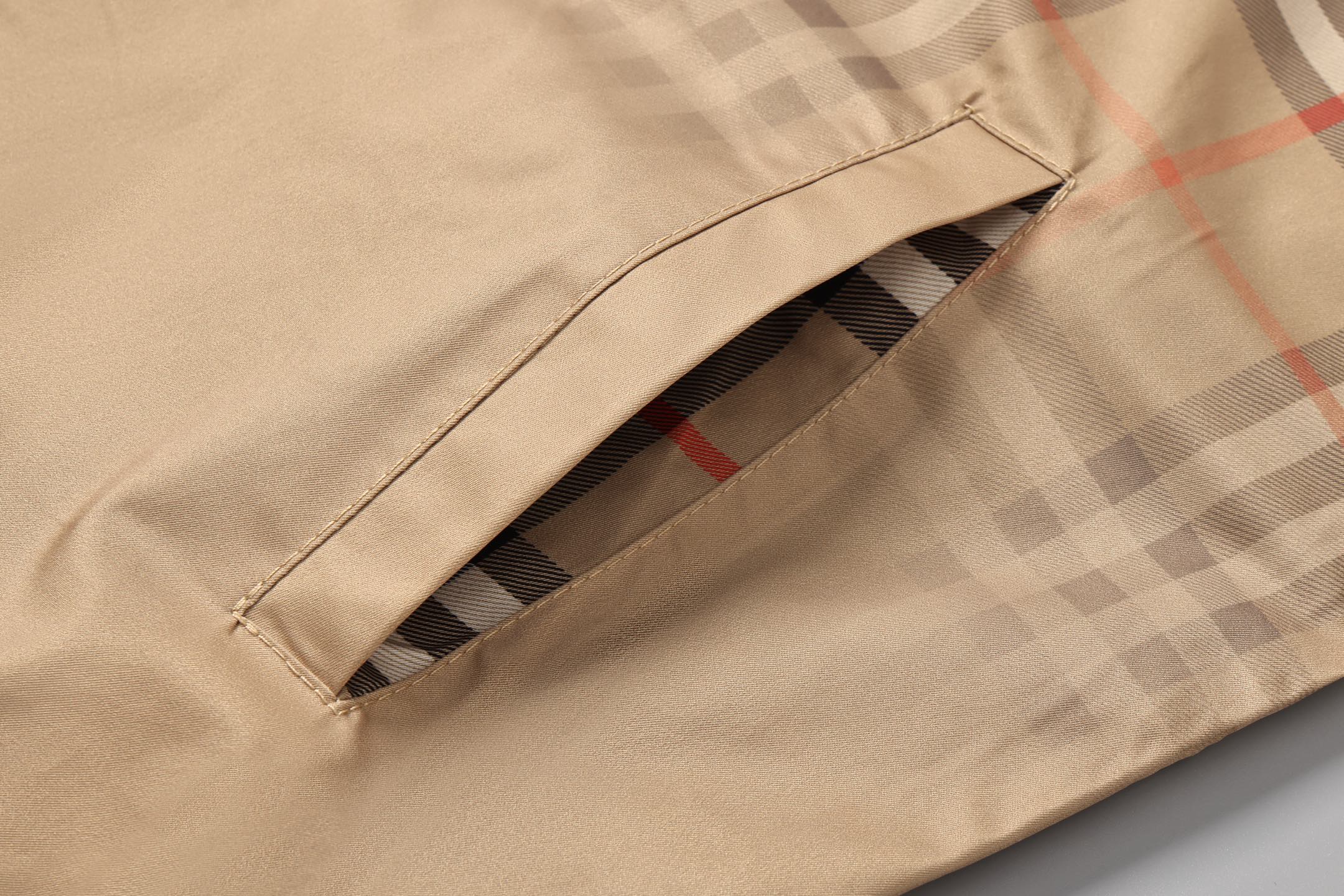 バーバリー「Burberry」バーバリー ロゴプリント ジップアップジャケット / アウター