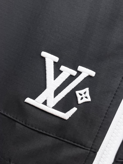 ルイ・ヴィトン「Louis Vuitton」ルイ・ヴィトン ロゴプリント ジップアップジャケット / アウター