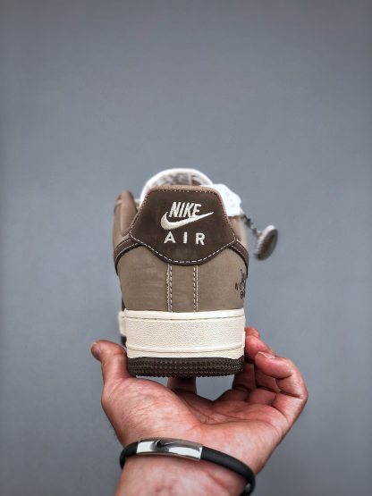 「コラボモデル」Travis Scott x Nike Air Force 1 Low '07 Travis Scott コラボレーション スニーカー ホワイト＆ブラウン