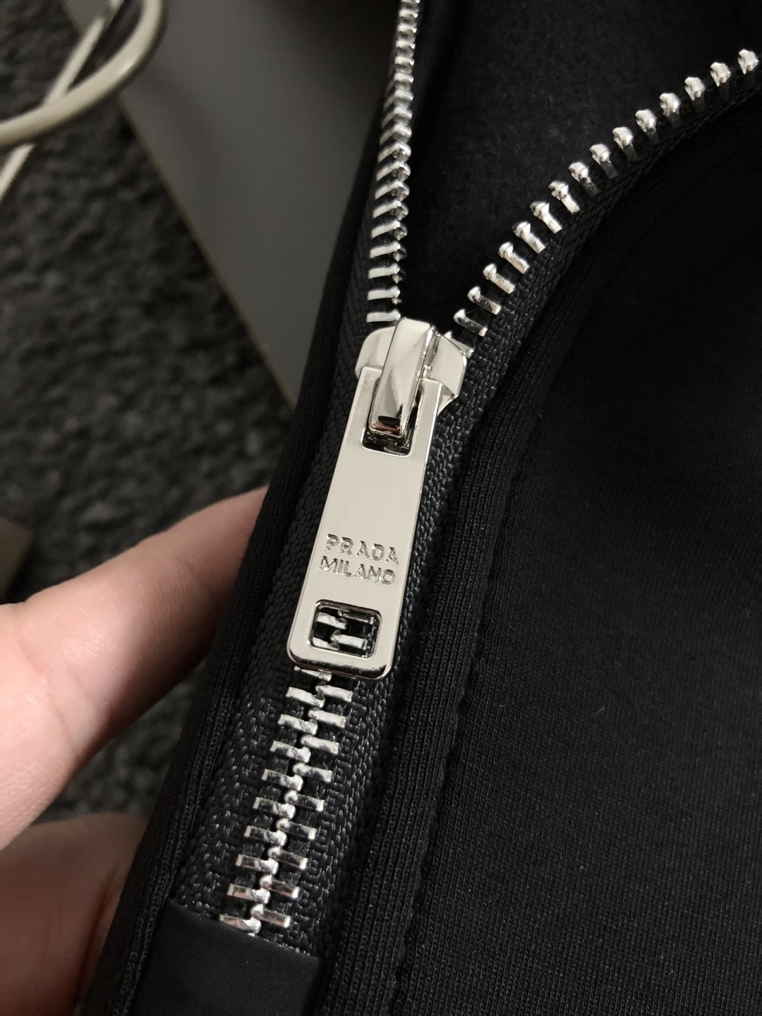 プラダ「Prada」プラダ リサイクルダブルジャージー ジップアップスウェットシャツ / プルオーバー