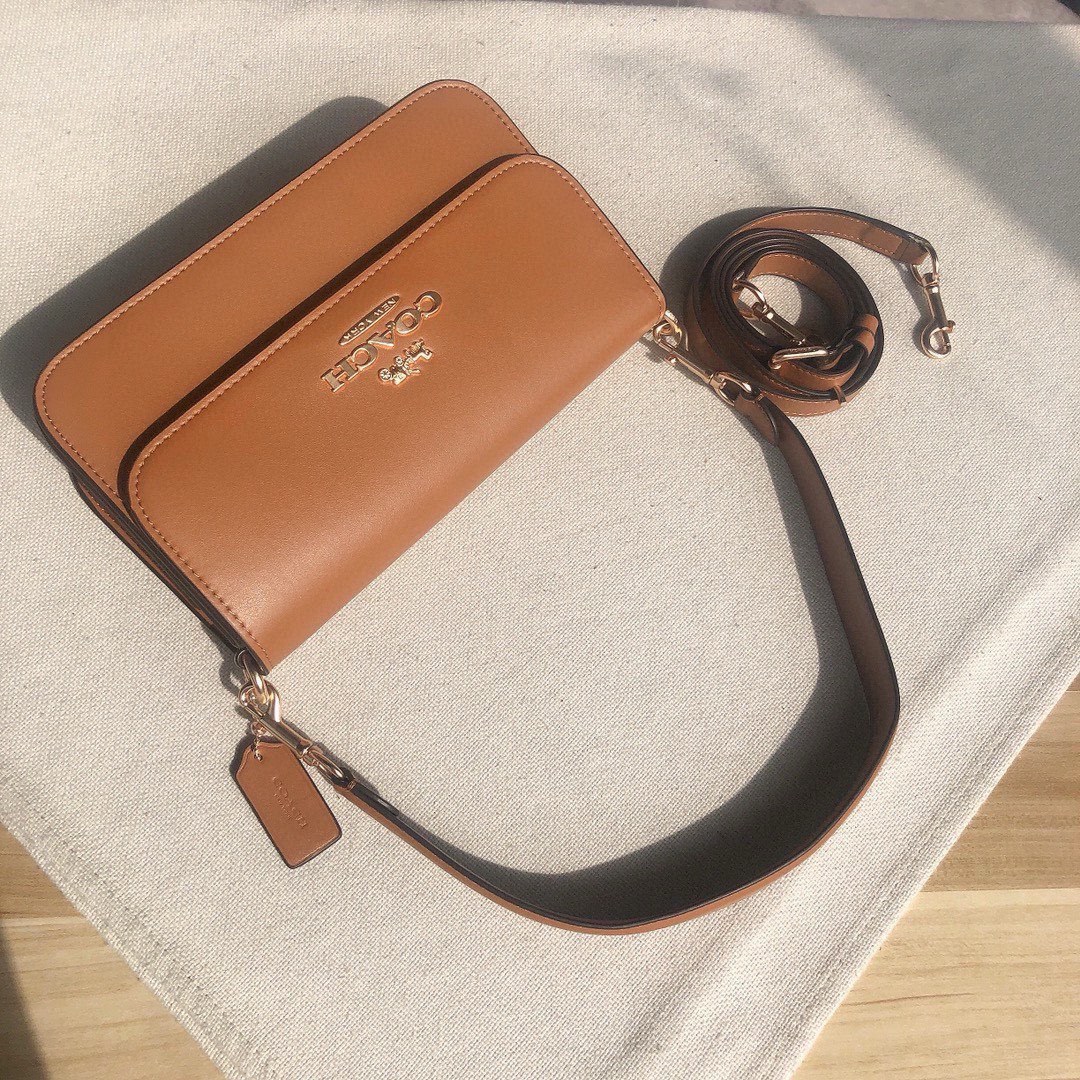 コーチ「Coach」Brynn レザー アンダーアームバッグ