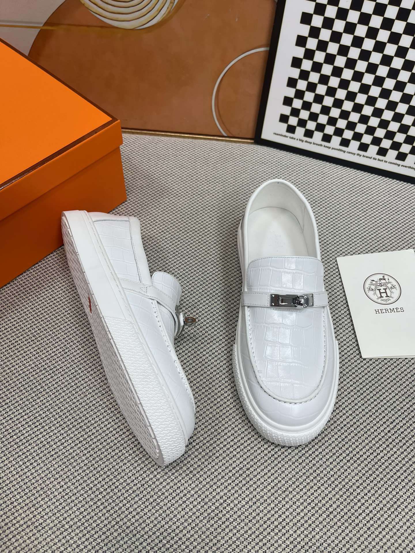 エルメス［Hermès］おしゃれなペアスニーカー