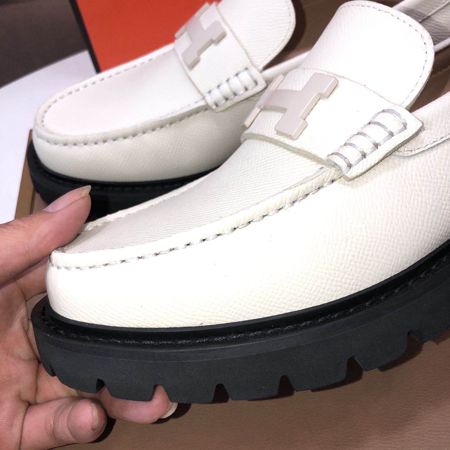 エルメス［Hermès］おしゃれなペアスニーカー