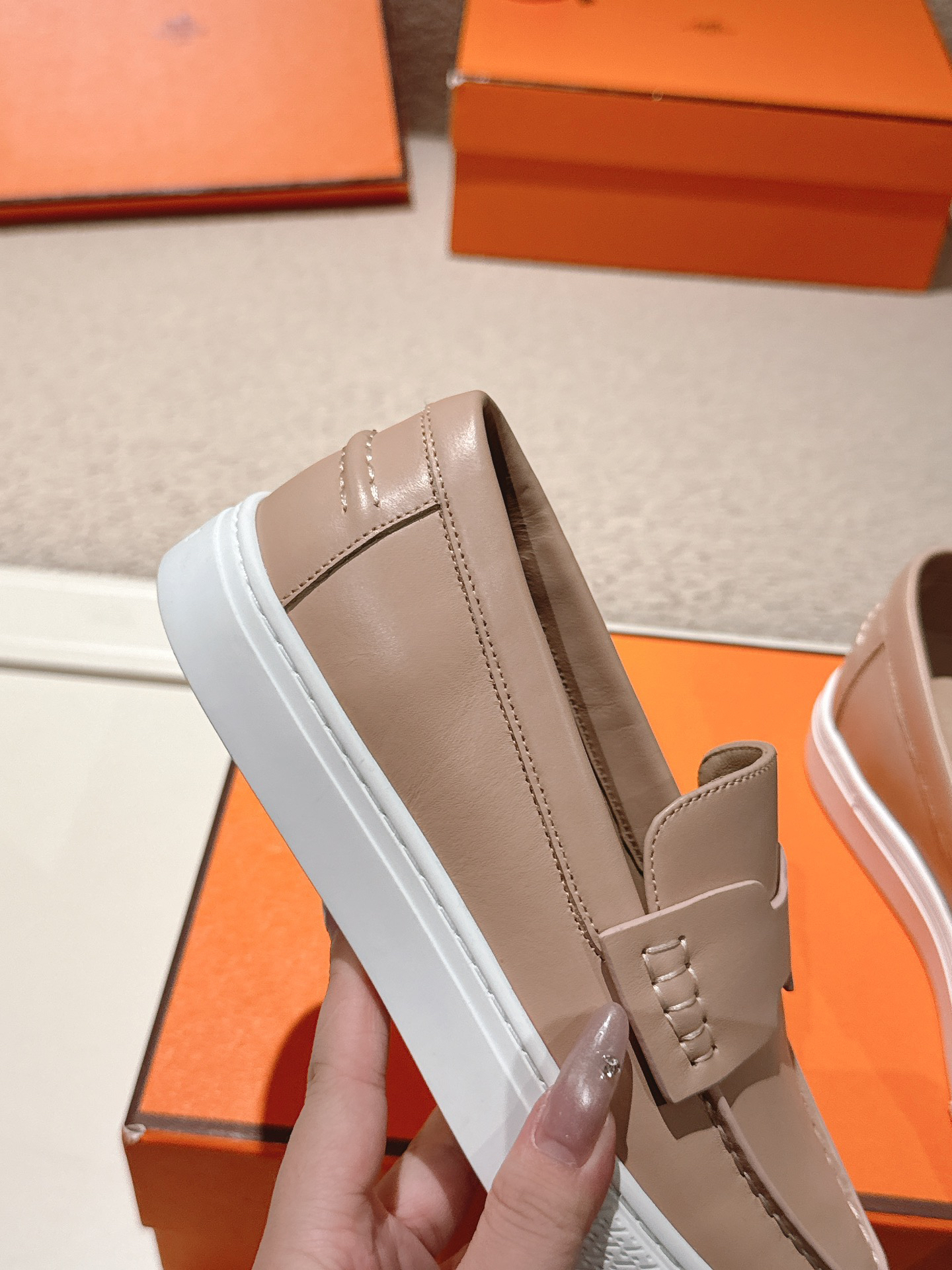 エルメス［Hermès］おしゃれなペアスニーカー