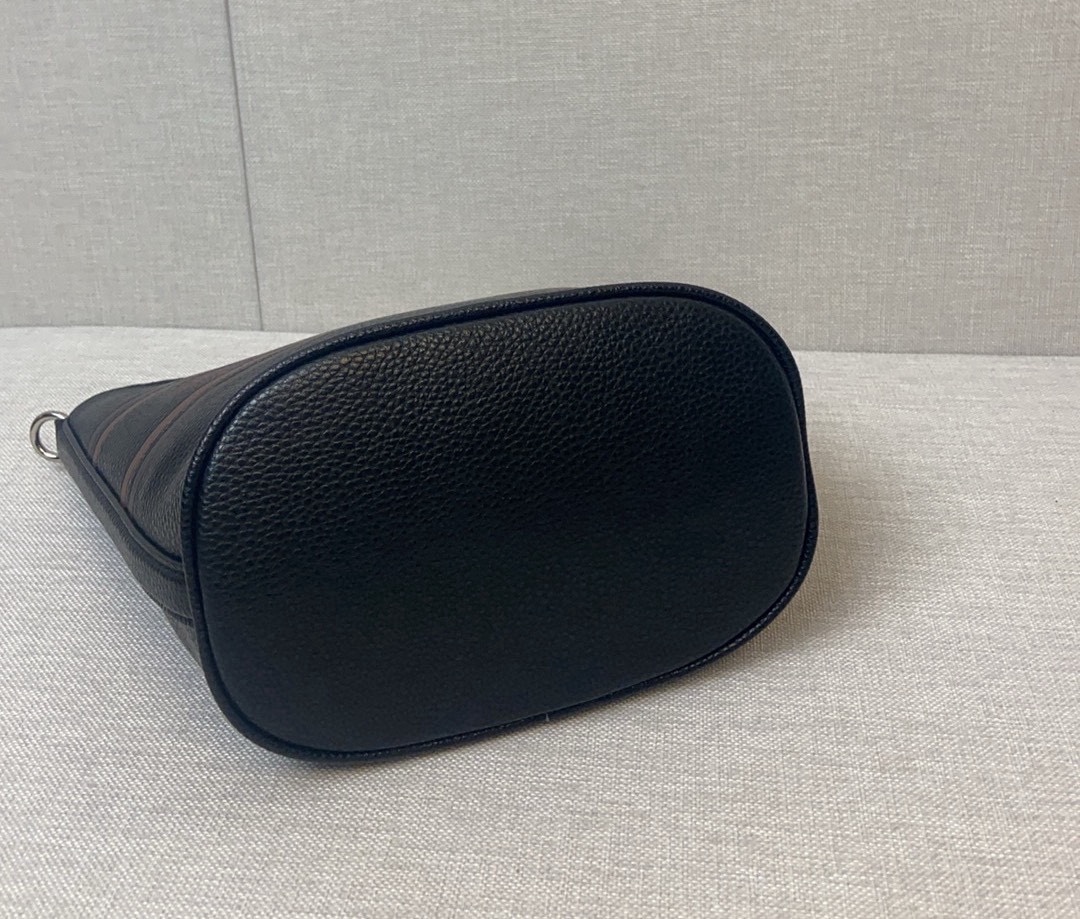 コーチ「Coach」Logan レザー バケットバッグ