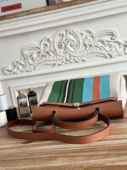 エルメス「Hermès」ハーバッグ ジップ31 鋲打ちトートバッグ「Herbag Zip 31 hobnailed」