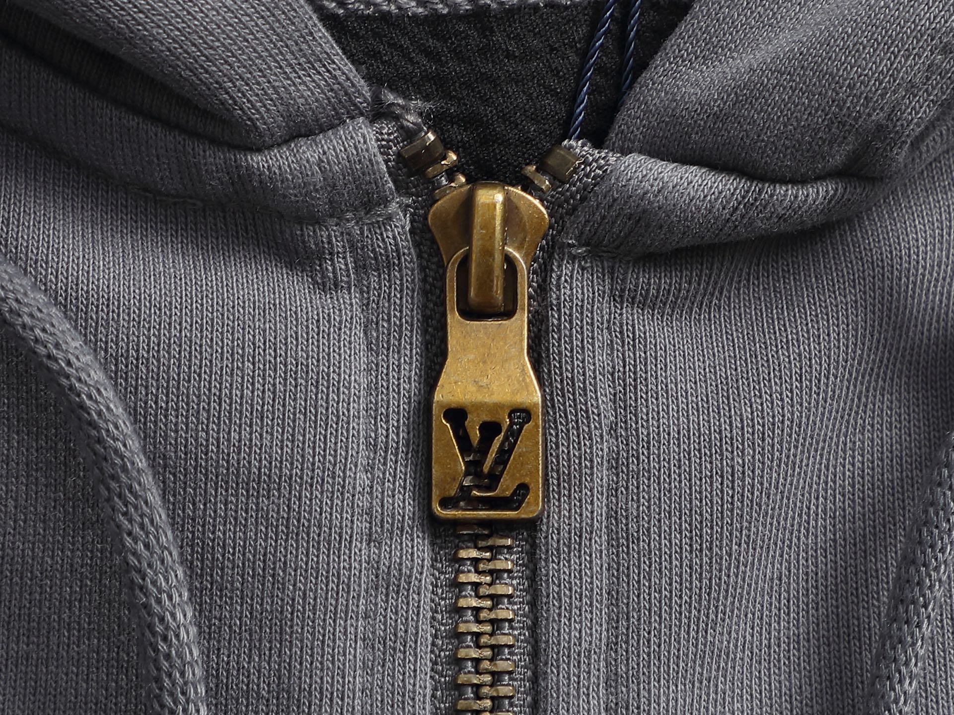 ルイ・ヴィトン「Louis Vuitton」ルイ・ヴィトン レタリング レザーパッチ フーデッド スウェットシャツ / ユニセックス