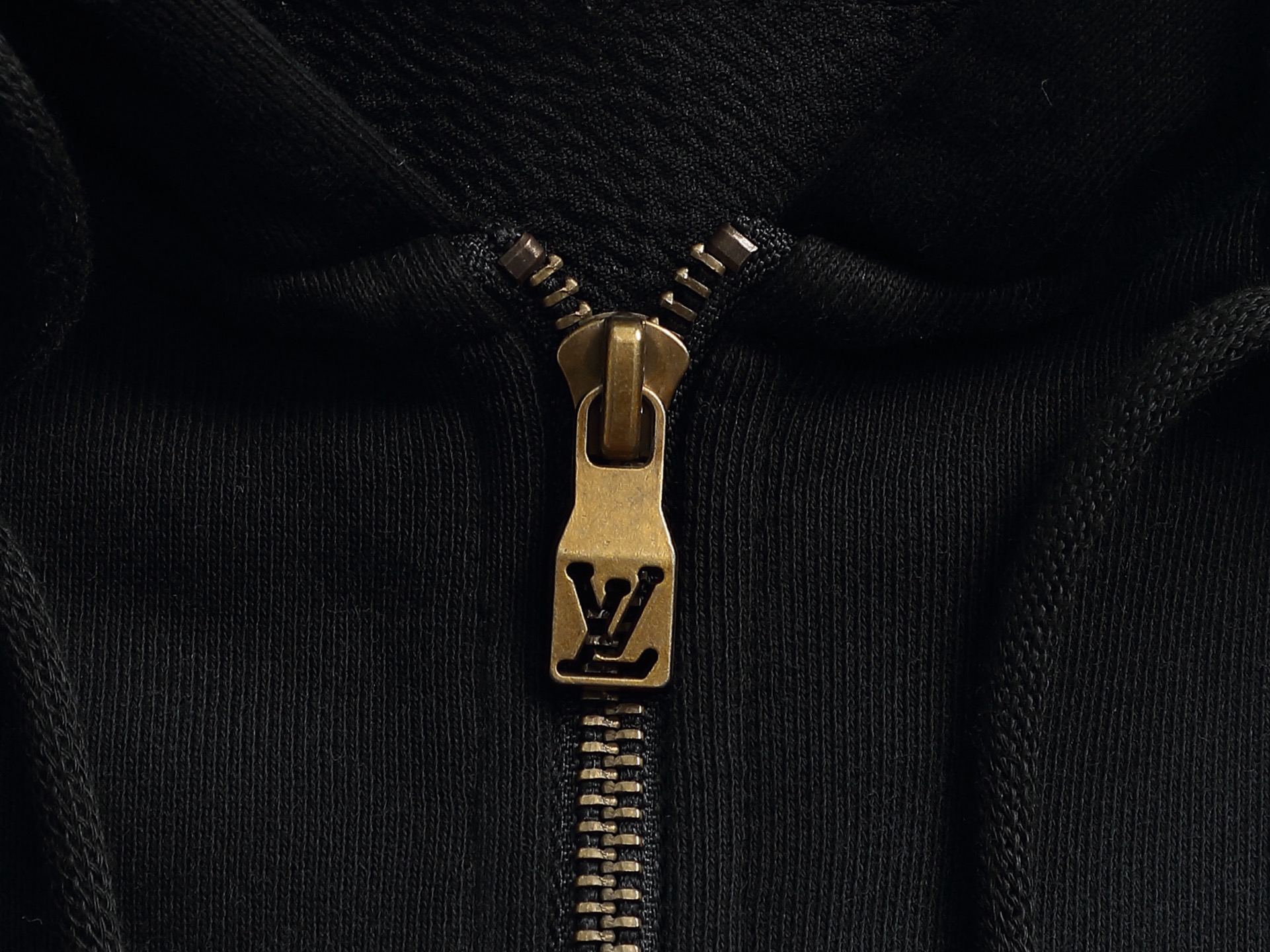ルイ・ヴィトン「Louis Vuitton」ルイ・ヴィトン レタリング レザーパッチ フーデッド スウェットシャツ / ユニセックス