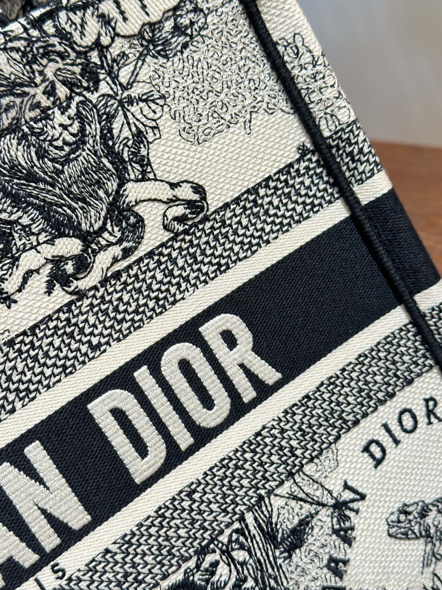 ディオール Dior Book Tote バッグ スモール、ミディアム、ラージの3つのサイズ