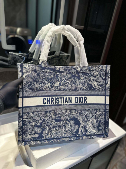 ディオール Dior Book Tote バッグ スモール、ミディアム、ラージの3つのサイズ