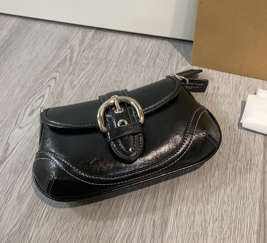 コーチ「Coach」Nolita ラミネートレザー バゲットバッグ