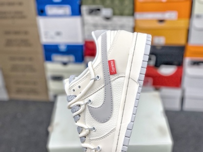 「コラボモデル」Supreme x Nike SB Dunk Low スニーカー