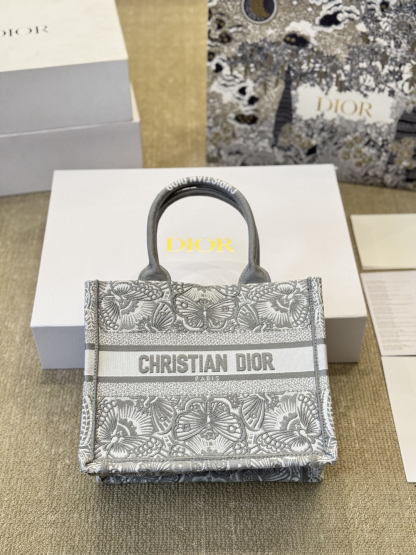 ディオール Dior Book Tote バッグ スモール、ミディアム、ラージの3つのサイズ