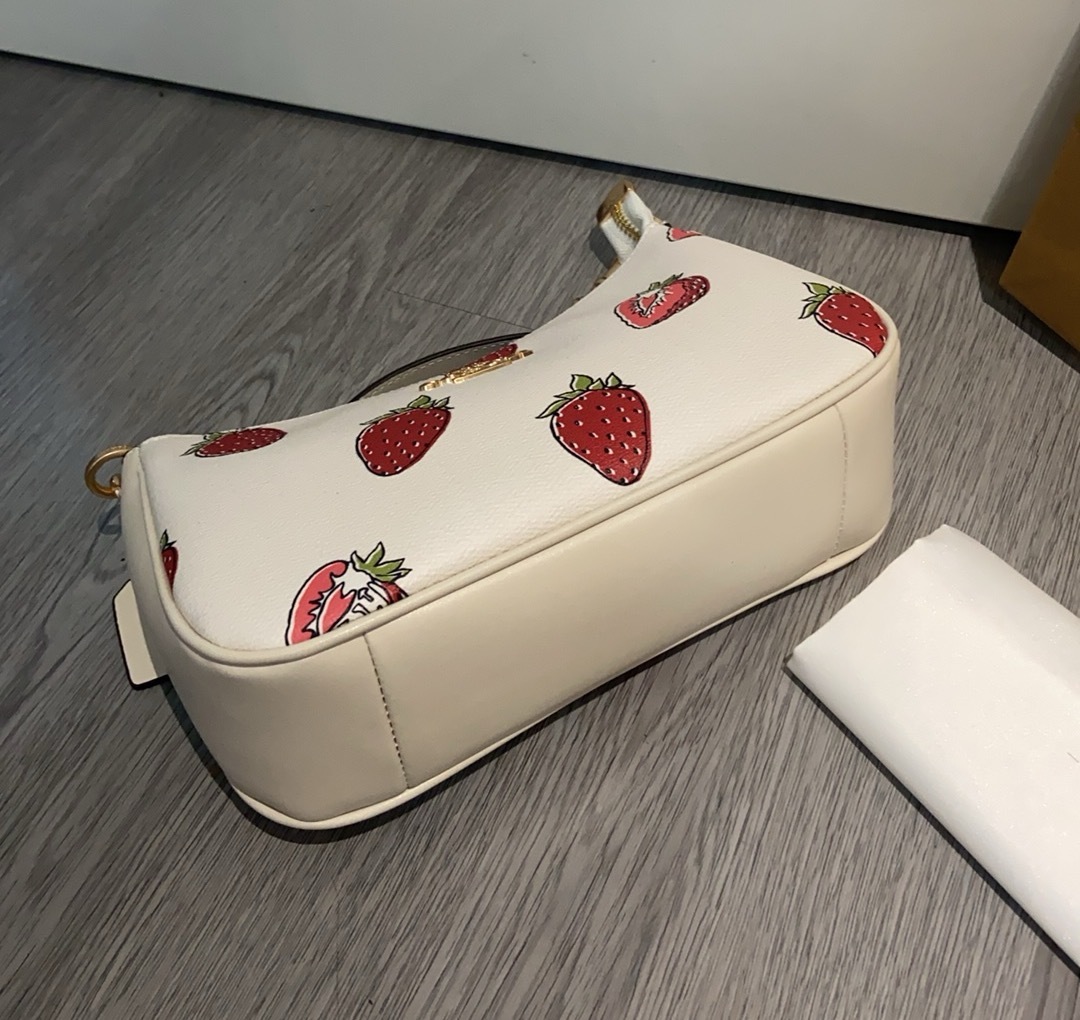 コーチ「Coach」ストロベリー テリ アンダーアームバッグ